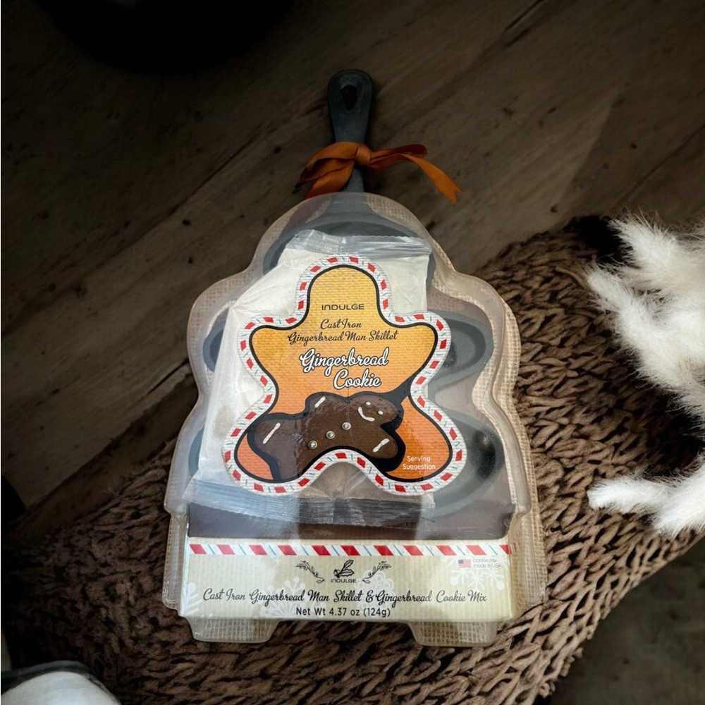 Indulge Cast Iron Gingerbread Man Cookie Mold Skillet NEW in Package 2013
